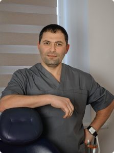 хирург, ортопед, терапевт Мурахаз<br>
Кематдин Мустафаевич клиники Амидея
